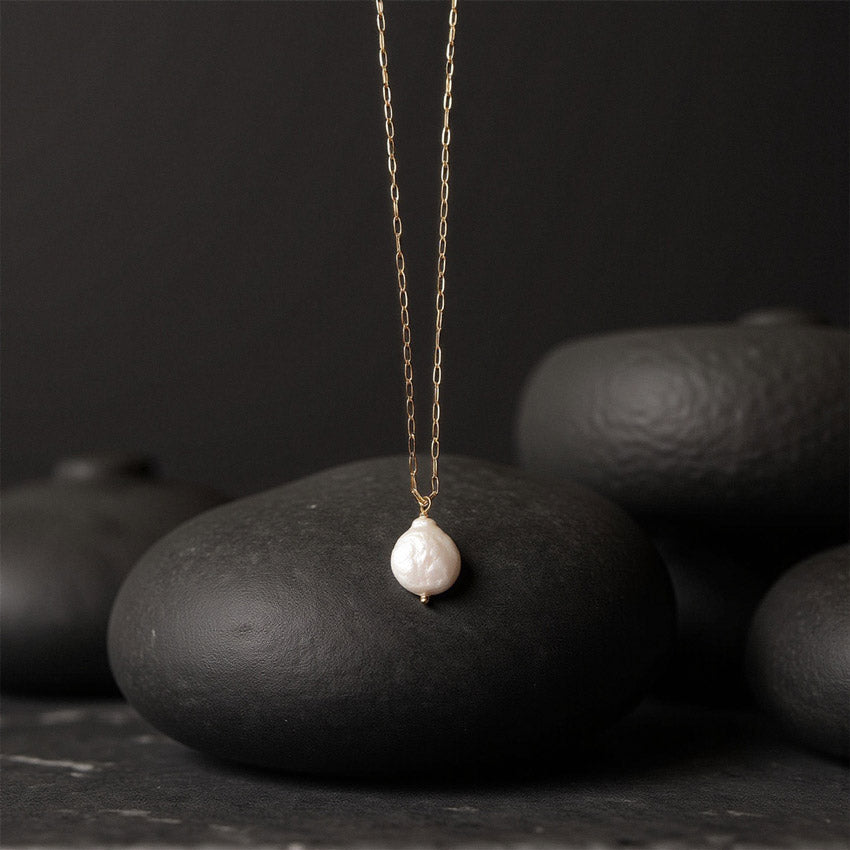Collier trombone en perles et pièces de monnaie (lot)