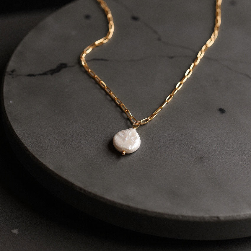 Collier trombone en perles et pièces de monnaie (lot)
