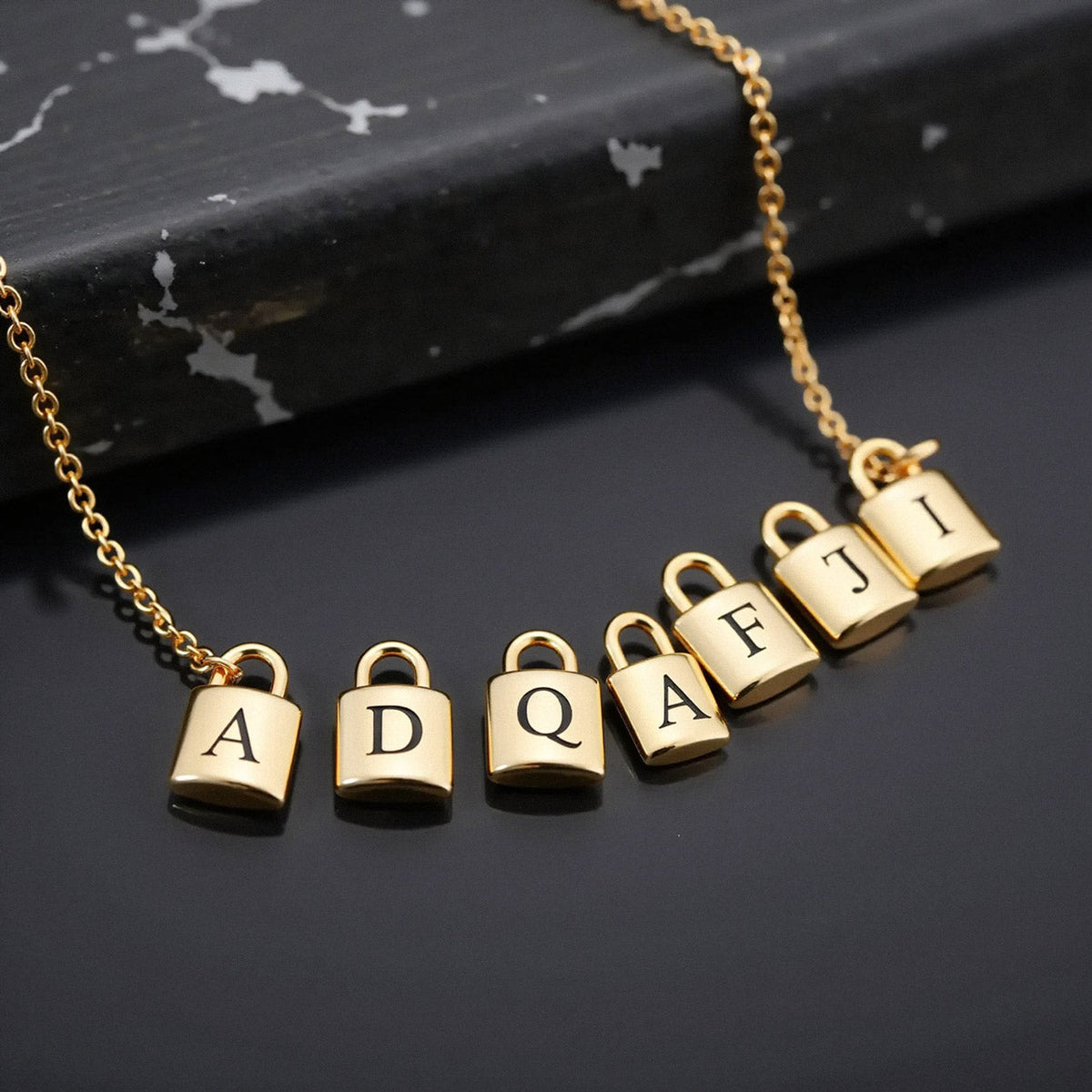 Collier avec cadenas initial (lot)