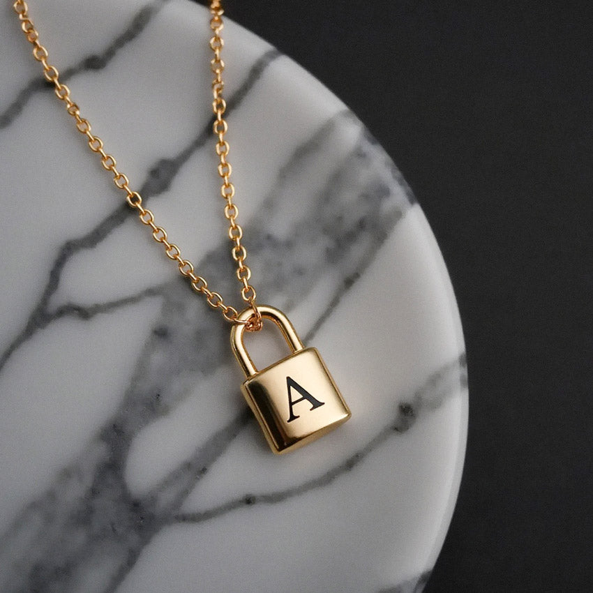 Collier avec cadenas initial (lot)